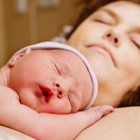 В мире появился первый ребенок, рожденный от трех родителей