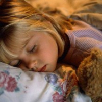 Яркий свет мешает выработке гормона сна у детей
