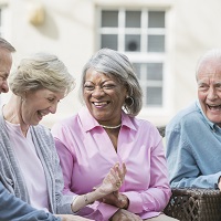 Широкий круг общения помогает пожилым людям оставаться физически активными 