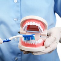 Чистка зубов снижает частоту пневмонии у госпитализированных пациентов