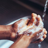 Мытье рук снижает заболеваемость коронавирусом на треть