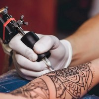 Татуировки блокируют потоотделение и повышают риск перегрева