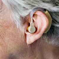 Использование слуховых аппаратов снижает риск деменции у пожилых