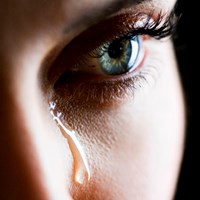 Запах женских слез блокирует агрессию у мужчин